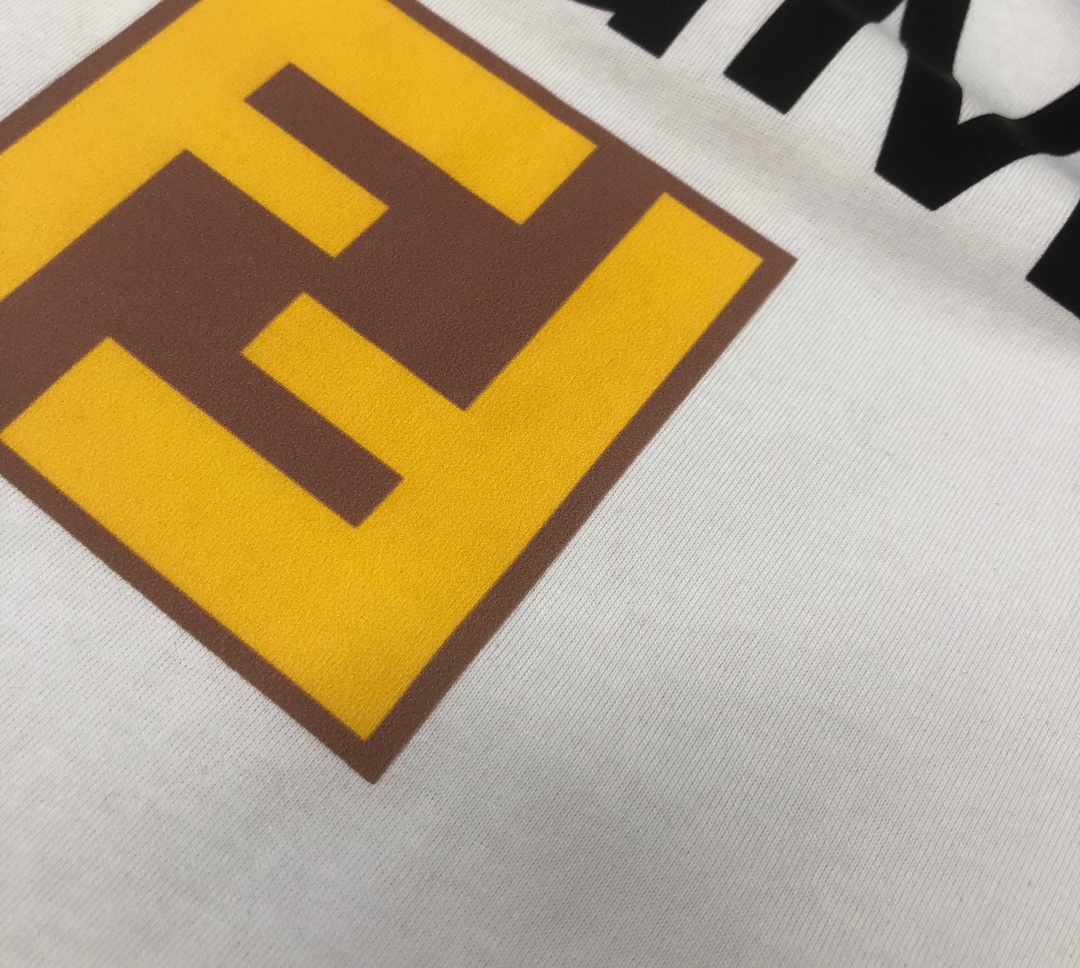 P75 💥 FENDI 芬迪 夏季新款圆领短袖T恤！270克重磅高端纯棉面料，手感质感都极完美！修身裁剪设计干净利落！时尚又好看！走线做工非常精致！版型效果超赞！而且透气性能超强！任何年龄阶段都可轻松驾驭，男士衣橱里必备的单品。 颜色： 米白 黑色 码数：M-3XL （下单请报身高体重）
