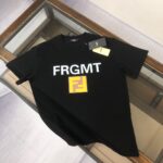 P75 💥 FENDI 芬迪 夏季新款圆领短袖T恤！270克重磅高端纯棉面料，手感质感都极完美！修身裁剪设计干净利落！时尚又好看！走线做工非常精致！版型效果超赞！而且透气性能超强！任何年龄阶段都可轻松驾驭，男士衣橱里必备的单品。 颜色： 米白 黑色 码数：M-3XL （下单请报身高体重）