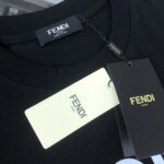 P75 💥 FENDI 芬迪 夏季新款圆领短袖T恤！270克重磅高端纯棉面料，手感质感都极完美！修身裁剪设计干净利落！时尚又好看！走线做工非常精致！版型效果超赞！而且透气性能超强！任何年龄阶段都可轻松驾驭，男士衣橱里必备的单品。 颜色： 米白 黑色 码数：M-3XL （下单请报身高体重）
