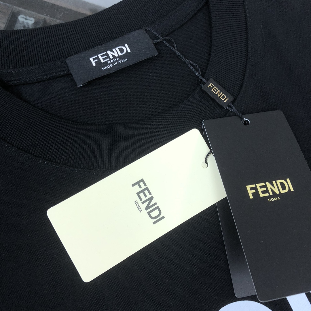 P75 💥 FENDI 芬迪 夏季新款圆领短袖T恤！270克重磅高端纯棉面料，手感质感都极完美！修身裁剪设计干净利落！时尚又好看！走线做工非常精致！版型效果超赞！而且透气性能超强！任何年龄阶段都可轻松驾驭，男士衣橱里必备的单品。 颜色： 米白 黑色 码数：M-3XL （下单请报身高体重）