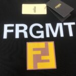 P75 💥 FENDI 芬迪 夏季新款圆领短袖T恤！270克重磅高端纯棉面料，手感质感都极完美！修身裁剪设计干净利落！时尚又好看！走线做工非常精致！版型效果超赞！而且透气性能超强！任何年龄阶段都可轻松驾驭，男士衣橱里必备的单品。 颜色： 米白 黑色 码数：M-3XL （下单请报身高体重）