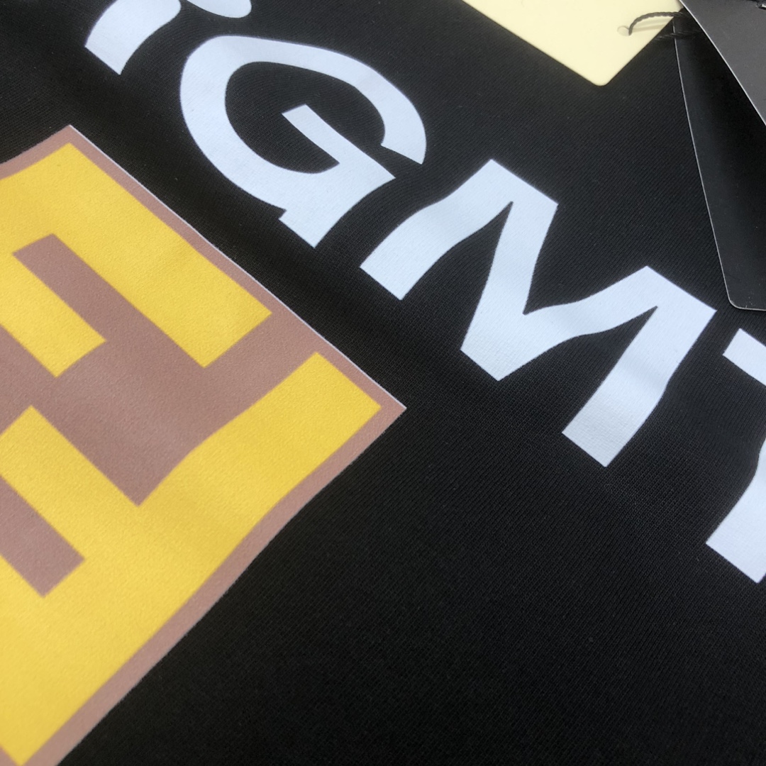 P75 💥 FENDI 芬迪 夏季新款圆领短袖T恤！270克重磅高端纯棉面料，手感质感都极完美！修身裁剪设计干净利落！时尚又好看！走线做工非常精致！版型效果超赞！而且透气性能超强！任何年龄阶段都可轻松驾驭，男士衣橱里必备的单品。 颜色： 米白 黑色 码数：M-3XL （下单请报身高体重）