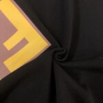 P75 💥 FENDI 芬迪 夏季新款圆领短袖T恤！270克重磅高端纯棉面料，手感质感都极完美！修身裁剪设计干净利落！时尚又好看！走线做工非常精致！版型效果超赞！而且透气性能超强！任何年龄阶段都可轻松驾驭，男士衣橱里必备的单品。 颜色： 米白 黑色 码数：M-3XL （下单请报身高体重）