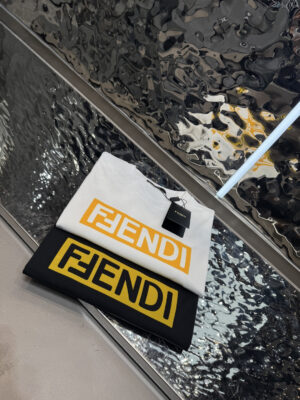 P75 Fendi 2026春夏短袖 舒弹冰感棉新款短袖T 版型：常规修身版型 面料优点：舒适 微弹 冰感 挺拔 不缩水 码数：M-XXXL 码数推荐：合身型M码125斤内，L码140斤，XL码160斤，2XL码180斤，3XL码200 fmp