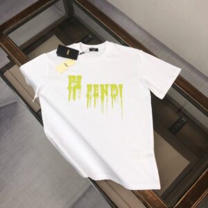 P75 FENDI 芬迪 26SS最新款情侣款圆领短袖 情侣T恤～ 春夏新品 高品质 🔥🔥时尚百搭潮款 定制进口面料 ！穿着舒适 透气 时尚不失个性 上身休闲随性 帅气有型 彰显大牌气质。三标齐全！！ 颜色：黑色 白色 尺码：M-XXXL