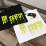 P75 FENDI 芬迪 26SS最新款情侣款圆领短袖 情侣T恤～ 春夏新品 高品质 🔥🔥时尚百搭潮款 定制进口面料 ！穿着舒适 透气 时尚不失个性 上身休闲随性 帅气有型 彰显大牌气质。三标齐全！！ 颜色：黑色 白色 尺码：M-XXXL