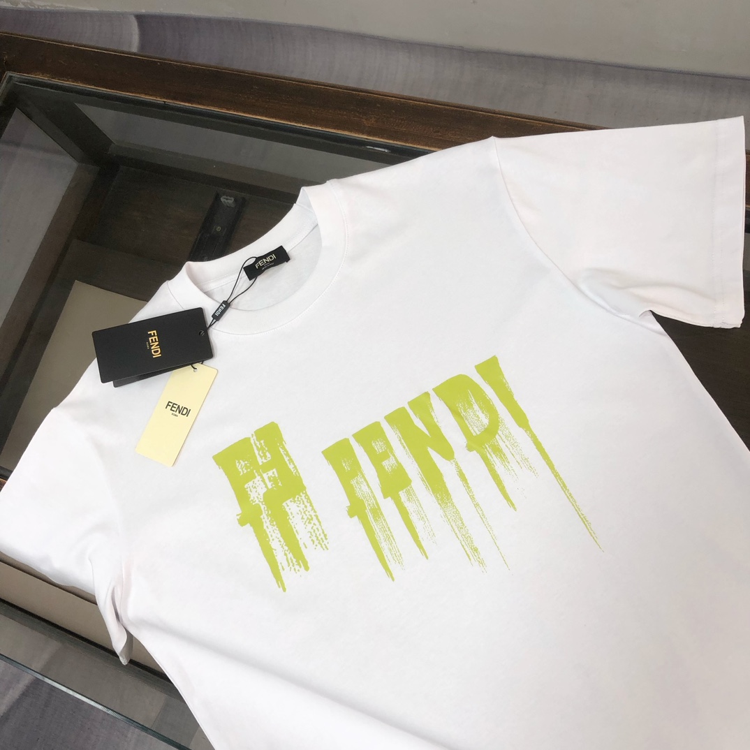 P75 FENDI 芬迪 26SS最新款情侣款圆领短袖 情侣T恤～ 春夏新品 高品质 🔥🔥时尚百搭潮款 定制进口面料 ！穿着舒适 透气 时尚不失个性 上身休闲随性 帅气有型 彰显大牌气质。三标齐全！！ 颜色：黑色 白色 尺码：M-XXXL