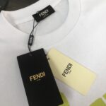 P75 FENDI 芬迪 26SS最新款情侣款圆领短袖 情侣T恤～ 春夏新品 高品质 🔥🔥时尚百搭潮款 定制进口面料 ！穿着舒适 透气 时尚不失个性 上身休闲随性 帅气有型 彰显大牌气质。三标齐全！！ 颜色：黑色 白色 尺码：M-XXXL