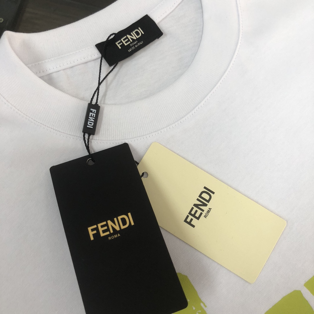 P75 FENDI 芬迪 26SS最新款情侣款圆领短袖 情侣T恤～ 春夏新品 高品质 🔥🔥时尚百搭潮款 定制进口面料 ！穿着舒适 透气 时尚不失个性 上身休闲随性 帅气有型 彰显大牌气质。三标齐全！！ 颜色：黑色 白色 尺码：M-XXXL
