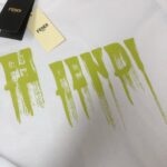 P75 FENDI 芬迪 26SS最新款情侣款圆领短袖 情侣T恤～ 春夏新品 高品质 🔥🔥时尚百搭潮款 定制进口面料 ！穿着舒适 透气 时尚不失个性 上身休闲随性 帅气有型 彰显大牌气质。三标齐全！！ 颜色：黑色 白色 尺码：M-XXXL