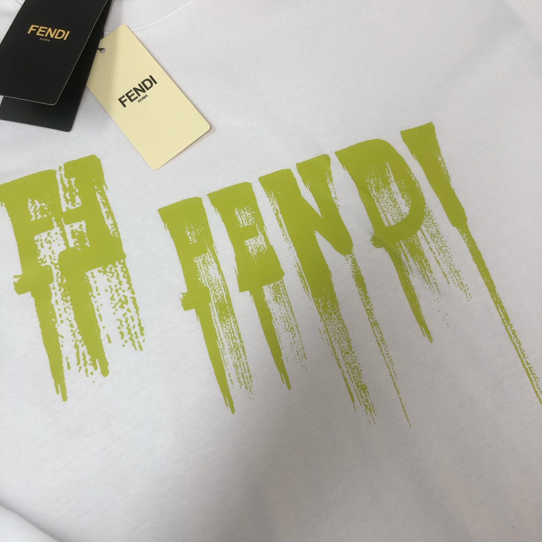 P75 FENDI 芬迪 26SS最新款情侣款圆领短袖 情侣T恤～ 春夏新品 高品质 🔥🔥时尚百搭潮款 定制进口面料 ！穿着舒适 透气 时尚不失个性 上身休闲随性 帅气有型 彰显大牌气质。三标齐全！！ 颜色：黑色 白色 尺码：M-XXXL