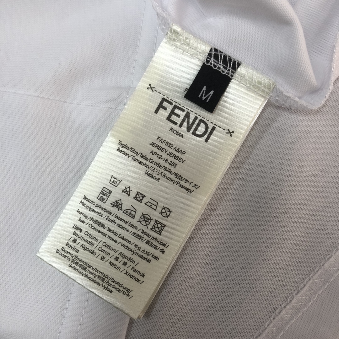 P75 FENDI 芬迪 26SS最新款情侣款圆领短袖 情侣T恤～ 春夏新品 高品质 🔥🔥时尚百搭潮款 定制进口面料 ！穿着舒适 透气 时尚不失个性 上身休闲随性 帅气有型 彰显大牌气质。三标齐全！！ 颜色：黑色 白色 尺码：M-XXXL