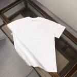 P75 FENDI 芬迪 26SS最新款情侣款圆领短袖 情侣T恤～ 春夏新品 高品质 🔥🔥时尚百搭潮款 定制进口面料 ！穿着舒适 透气 时尚不失个性 上身休闲随性 帅气有型 彰显大牌气质。三标齐全！！ 颜色：黑色 白色 尺码：M-XXXL
