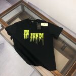 P75 FENDI 芬迪 26SS最新款情侣款圆领短袖 情侣T恤～ 春夏新品 高品质 🔥🔥时尚百搭潮款 定制进口面料 ！穿着舒适 透气 时尚不失个性 上身休闲随性 帅气有型 彰显大牌气质。三标齐全！！ 颜色：黑色 白色 尺码：M-XXXL