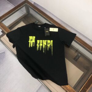 P75 FENDI 芬迪 26SS最新款情侣款圆领短袖 情侣T恤～ 春夏新品 高品质 🔥🔥时尚百搭潮款 定制进口面料 ！穿着舒适 透气 时尚不失个性 上身休闲随性 帅气有型 彰显大牌气质。三标齐全！！ 颜色：黑色 白色 尺码：M-XXXL