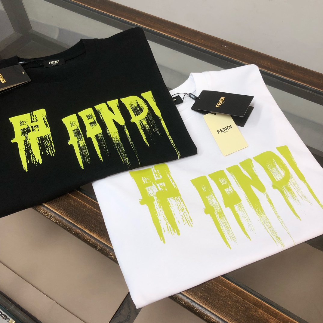 P75 FENDI 芬迪 26SS最新款情侣款圆领短袖 情侣T恤～ 春夏新品 高品质 🔥🔥时尚百搭潮款 定制进口面料 ！穿着舒适 透气 时尚不失个性 上身休闲随性 帅气有型 彰显大牌气质。三标齐全！！ 颜色：黑色 白色 尺码：M-XXXL