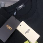 P75 FENDI 芬迪 26SS最新款情侣款圆领短袖 情侣T恤～ 春夏新品 高品质 🔥🔥时尚百搭潮款 定制进口面料 ！穿着舒适 透气 时尚不失个性 上身休闲随性 帅气有型 彰显大牌气质。三标齐全！！ 颜色：黑色 白色 尺码：M-XXXL