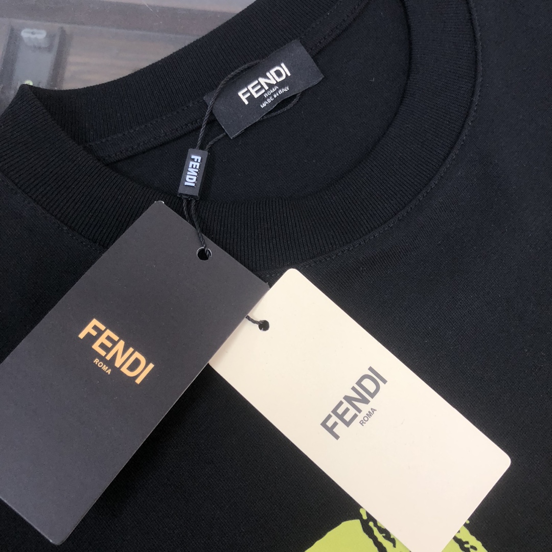 P75 FENDI 芬迪 26SS最新款情侣款圆领短袖 情侣T恤～ 春夏新品 高品质 🔥🔥时尚百搭潮款 定制进口面料 ！穿着舒适 透气 时尚不失个性 上身休闲随性 帅气有型 彰显大牌气质。三标齐全！！ 颜色：黑色 白色 尺码：M-XXXL