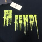 P75 FENDI 芬迪 26SS最新款情侣款圆领短袖 情侣T恤～ 春夏新品 高品质 🔥🔥时尚百搭潮款 定制进口面料 ！穿着舒适 透气 时尚不失个性 上身休闲随性 帅气有型 彰显大牌气质。三标齐全！！ 颜色：黑色 白色 尺码：M-XXXL
