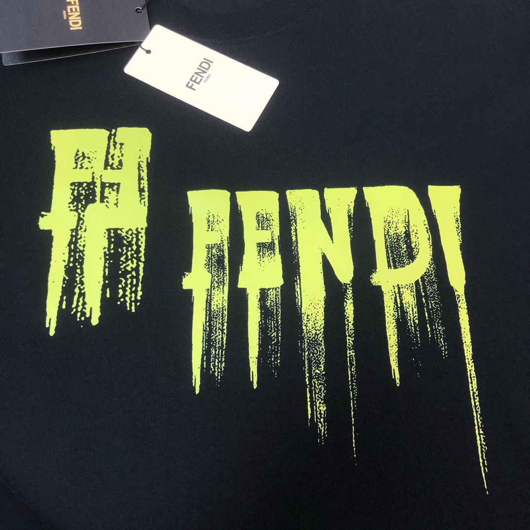 P75 FENDI 芬迪 26SS最新款情侣款圆领短袖 情侣T恤～ 春夏新品 高品质 🔥🔥时尚百搭潮款 定制进口面料 ！穿着舒适 透气 时尚不失个性 上身休闲随性 帅气有型 彰显大牌气质。三标齐全！！ 颜色：黑色 白色 尺码：M-XXXL