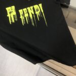 P75 FENDI 芬迪 26SS最新款情侣款圆领短袖 情侣T恤～ 春夏新品 高品质 🔥🔥时尚百搭潮款 定制进口面料 ！穿着舒适 透气 时尚不失个性 上身休闲随性 帅气有型 彰显大牌气质。三标齐全！！ 颜色：黑色 白色 尺码：M-XXXL