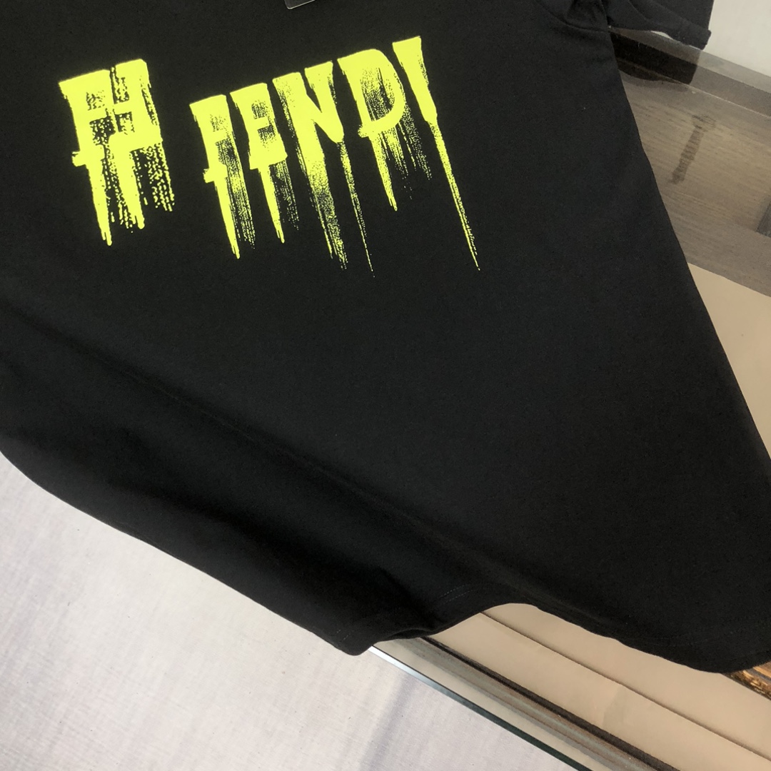 P75 FENDI 芬迪 26SS最新款情侣款圆领短袖 情侣T恤～ 春夏新品 高品质 🔥🔥时尚百搭潮款 定制进口面料 ！穿着舒适 透气 时尚不失个性 上身休闲随性 帅气有型 彰显大牌气质。三标齐全！！ 颜色：黑色 白色 尺码：M-XXXL