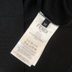 P75 FENDI 芬迪 26SS最新款情侣款圆领短袖 情侣T恤～ 春夏新品 高品质 🔥🔥时尚百搭潮款 定制进口面料 ！穿着舒适 透气 时尚不失个性 上身休闲随性 帅气有型 彰显大牌气质。三标齐全！！ 颜色：黑色 白色 尺码：M-XXXL