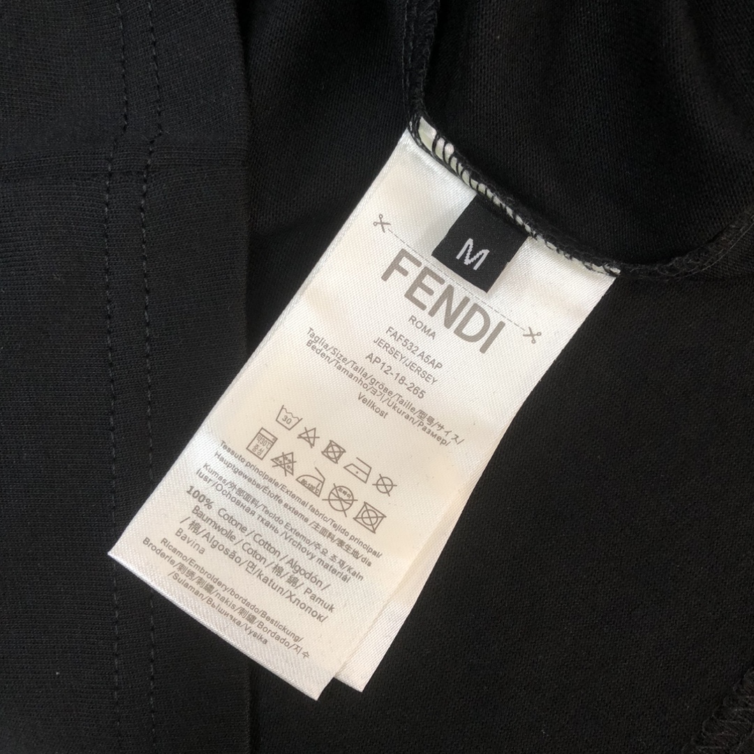 P75 FENDI 芬迪 26SS最新款情侣款圆领短袖 情侣T恤～ 春夏新品 高品质 🔥🔥时尚百搭潮款 定制进口面料 ！穿着舒适 透气 时尚不失个性 上身休闲随性 帅气有型 彰显大牌气质。三标齐全！！ 颜色：黑色 白色 尺码：M-XXXL