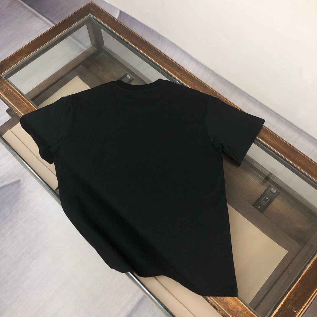 P75 FENDI 芬迪 26SS最新款情侣款圆领短袖 情侣T恤～ 春夏新品 高品质 🔥🔥时尚百搭潮款 定制进口面料 ！穿着舒适 透气 时尚不失个性 上身休闲随性 帅气有型 彰显大牌气质。三标齐全！！ 颜色：黑色 白色 尺码：M-XXXL