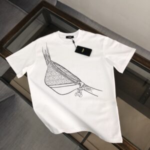 P75 💫 FEN*DI 芬迪 26SS夏季新款圆领短袖T恤！手感质感都极完美！修身裁剪设计干净利落！时尚又好看！走线做工非常精致！版型效果超赞！而且透气性能超强！任何年龄阶段都可轻松驾驭，男士衣橱里必备的单品.三标齐. 颜色：白色.黑色 码数：M-XXXL