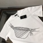 P75 💫 FEN*DI 芬迪 26SS夏季新款圆领短袖T恤！手感质感都极完美！修身裁剪设计干净利落！时尚又好看！走线做工非常精致！版型效果超赞！而且透气性能超强！任何年龄阶段都可轻松驾驭，男士衣橱里必备的单品.三标齐. 颜色：白色.黑色 码数：M-XXXL