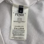 P75 💫 FEN*DI 芬迪 26SS夏季新款圆领短袖T恤！手感质感都极完美！修身裁剪设计干净利落！时尚又好看！走线做工非常精致！版型效果超赞！而且透气性能超强！任何年龄阶段都可轻松驾驭，男士衣橱里必备的单品.三标齐. 颜色：白色.黑色 码数：M-XXXL