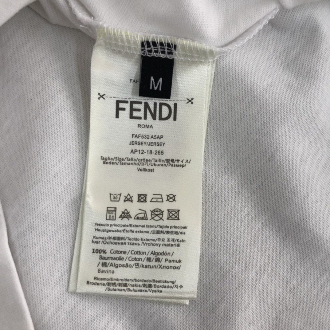 P75 💫 FEN*DI 芬迪 26SS夏季新款圆领短袖T恤！手感质感都极完美！修身裁剪设计干净利落！时尚又好看！走线做工非常精致！版型效果超赞！而且透气性能超强！任何年龄阶段都可轻松驾驭，男士衣橱里必备的单品.三标齐. 颜色：白色.黑色 码数：M-XXXL