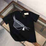 P75 FEN*DI 芬迪 26SS夏季新款圆领短袖T恤！手感质感都极完美！修身裁剪设计干净利落！时尚又好看！走线做工非常精致！版型效果超赞！而且透气性能超强！任何年龄阶段都可轻松驾驭，男士衣橱里必备的单品.三标齐. 颜色：白色.黑色 码数：M-XXXL