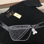 P75 FEN*DI 芬迪 26SS夏季新款圆领短袖T恤！手感质感都极完美！修身裁剪设计干净利落！时尚又好看！走线做工非常精致！版型效果超赞！而且透气性能超强！任何年龄阶段都可轻松驾驭，男士衣橱里必备的单品.三标齐. 颜色：白色.黑色 码数：M-XXXL