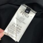 P75 FEN*DI 芬迪 26SS夏季新款圆领短袖T恤！手感质感都极完美！修身裁剪设计干净利落！时尚又好看！走线做工非常精致！版型效果超赞！而且透气性能超强！任何年龄阶段都可轻松驾驭，男士衣橱里必备的单品.三标齐. 颜色：白色.黑色 码数：M-XXXL