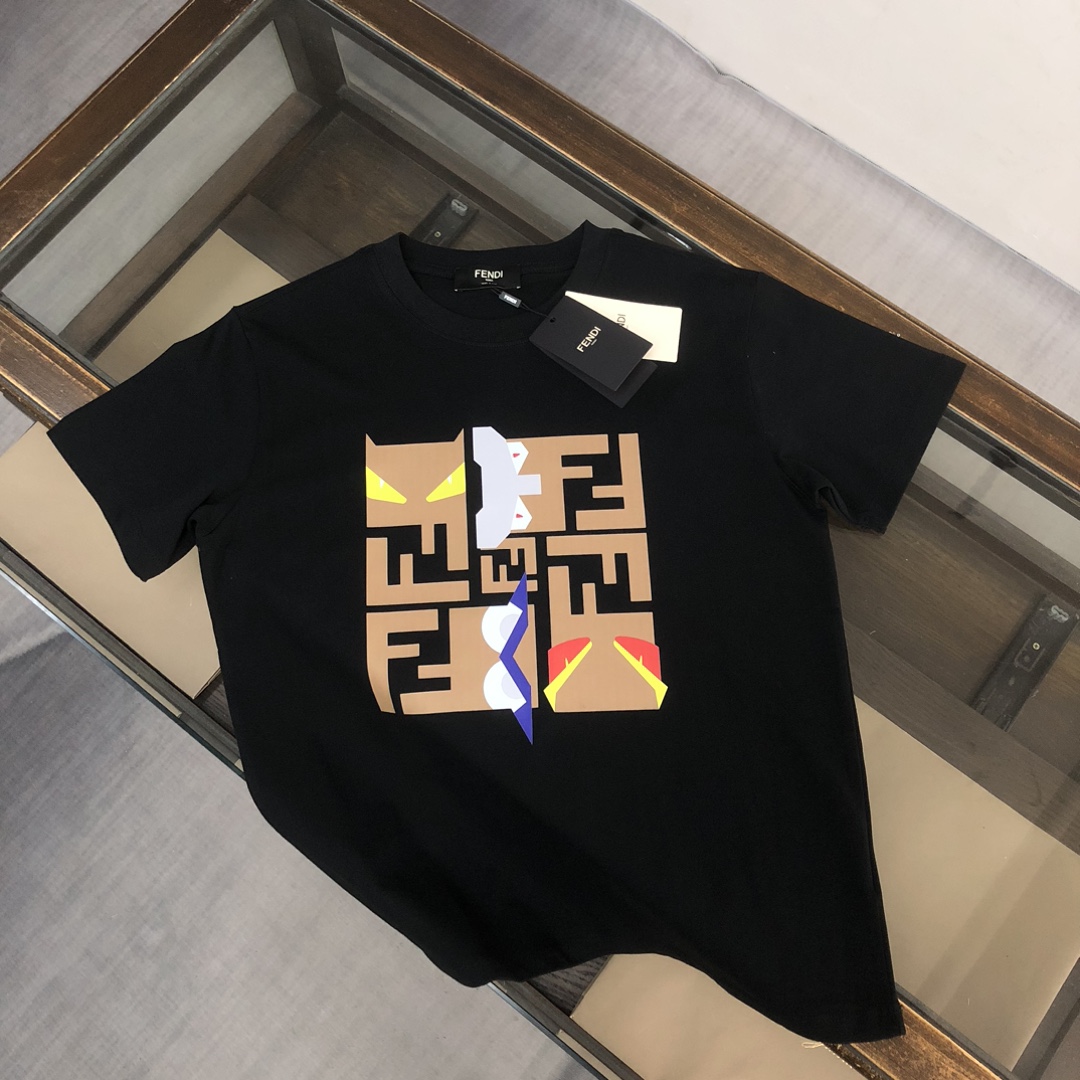 weigou_195419_0_cddb09d87e P75 💥 FENDI 芬迪 夏季新款圆领短袖T恤!270克重磅高端纯棉面料,手感质感都极完美!修身裁剪设计干净利落!时尚又好看!走线做工非常精致!版型效果超赞!而且透气性能超强!任何年龄阶段都可轻松驾驭,男士衣橱里必备的单品。 颜色: 米白 黑色 码数:M-3XL (下单请报身高体重)