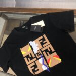 weigou_195419_2_4636861b97 P75 💥 FENDI 芬迪 夏季新款圆领短袖T恤!270克重磅高端纯棉面料,手感质感都极完美!修身裁剪设计干净利落!时尚又好看!走线做工非常精致!版型效果超赞!而且透气性能超强!任何年龄阶段都可轻松驾驭,男士衣橱里必备的单品。 颜色: 米白 黑色 码数:M-3XL (下单请报身高体重)