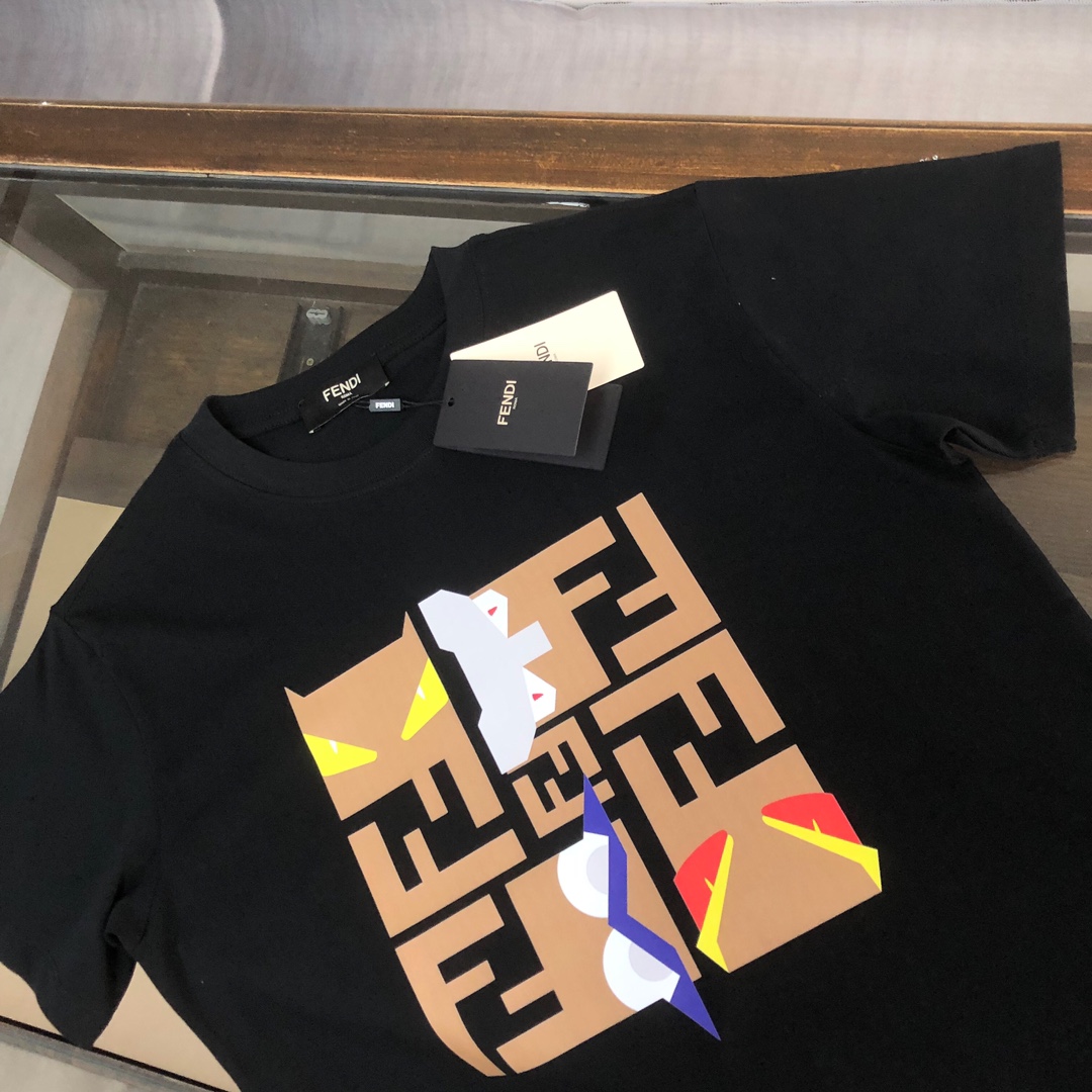 weigou_195419_2_4636861b97 P75 💥 FENDI 芬迪 夏季新款圆领短袖T恤!270克重磅高端纯棉面料,手感质感都极完美!修身裁剪设计干净利落!时尚又好看!走线做工非常精致!版型效果超赞!而且透气性能超强!任何年龄阶段都可轻松驾驭,男士衣橱里必备的单品。 颜色: 米白 黑色 码数:M-3XL (下单请报身高体重)