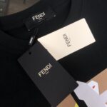 weigou_195419_3_5287314487 P75 💥 FENDI 芬迪 夏季新款圆领短袖T恤!270克重磅高端纯棉面料,手感质感都极完美!修身裁剪设计干净利落!时尚又好看!走线做工非常精致!版型效果超赞!而且透气性能超强!任何年龄阶段都可轻松驾驭,男士衣橱里必备的单品。 颜色: 米白 黑色 码数:M-3XL (下单请报身高体重)