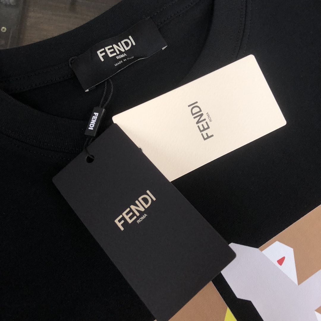 weigou_195419_3_5287314487 P75 💥 FENDI 芬迪 夏季新款圆领短袖T恤!270克重磅高端纯棉面料,手感质感都极完美!修身裁剪设计干净利落!时尚又好看!走线做工非常精致!版型效果超赞!而且透气性能超强!任何年龄阶段都可轻松驾驭,男士衣橱里必备的单品。 颜色: 米白 黑色 码数:M-3XL (下单请报身高体重)