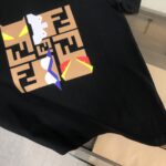 weigou_195419_6_d7994cc5ef P75 💥 FENDI 芬迪 夏季新款圆领短袖T恤!270克重磅高端纯棉面料,手感质感都极完美!修身裁剪设计干净利落!时尚又好看!走线做工非常精致!版型效果超赞!而且透气性能超强!任何年龄阶段都可轻松驾驭,男士衣橱里必备的单品。 颜色: 米白 黑色 码数:M-3XL (下单请报身高体重)
