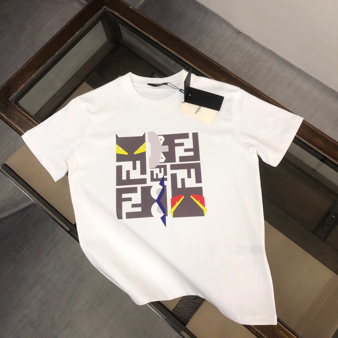 weigou_195448_0_83b47bd59a P75 💥 FENDI 芬迪 夏季新款圆领短袖T恤!270克重磅高端纯棉面料,手感质感都极完美!修身裁剪设计干净利落!时尚又好看!走线做工非常精致!版型效果超赞!而且透气性能超强!任何年龄阶段都可轻松驾驭,男士衣橱里必备的单品。 颜色: 米白 黑色 码数:M-3XL (下单请报身高体重)
