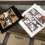 weigou_195448_1_dd0ccf4d2b P75 💥 FENDI 芬迪 夏季新款圆领短袖T恤!270克重磅高端纯棉面料,手感质感都极完美!修身裁剪设计干净利落!时尚又好看!走线做工非常精致!版型效果超赞!而且透气性能超强!任何年龄阶段都可轻松驾驭,男士衣橱里必备的单品。 颜色: 米白 黑色 码数:M-3XL (下单请报身高体重)