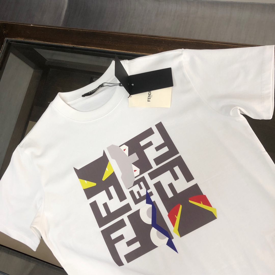weigou_195448_2_831d42ad0c P75 💥 FENDI 芬迪 夏季新款圆领短袖T恤!270克重磅高端纯棉面料,手感质感都极完美!修身裁剪设计干净利落!时尚又好看!走线做工非常精致!版型效果超赞!而且透气性能超强!任何年龄阶段都可轻松驾驭,男士衣橱里必备的单品。 颜色: 米白 黑色 码数:M-3XL (下单请报身高体重)
