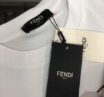 weigou_195448_3_7c37da320e P75 💥 FENDI 芬迪 夏季新款圆领短袖T恤!270克重磅高端纯棉面料,手感质感都极完美!修身裁剪设计干净利落!时尚又好看!走线做工非常精致!版型效果超赞!而且透气性能超强!任何年龄阶段都可轻松驾驭,男士衣橱里必备的单品。 颜色: 米白 黑色 码数:M-3XL (下单请报身高体重)