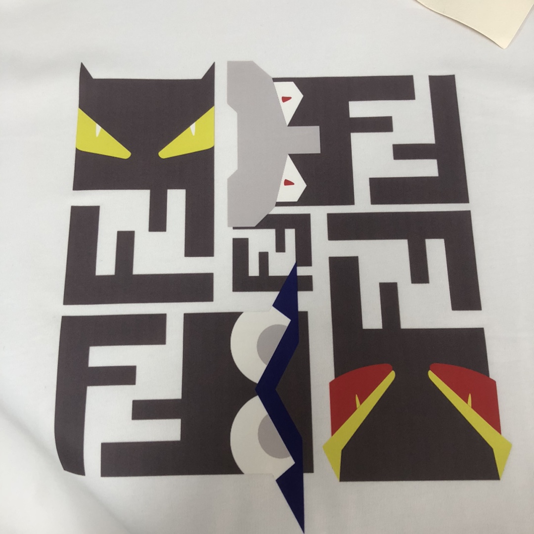 weigou_195448_4_f7b6f15434 P75 💥 FENDI 芬迪 夏季新款圆领短袖T恤!270克重磅高端纯棉面料,手感质感都极完美!修身裁剪设计干净利落!时尚又好看!走线做工非常精致!版型效果超赞!而且透气性能超强!任何年龄阶段都可轻松驾驭,男士衣橱里必备的单品。 颜色: 米白 黑色 码数:M-3XL (下单请报身高体重)