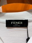 weigou_195462_5_472ad1d66a P70 FENDI# 春夏顶级专柜同步短袖T恤(3标齐全) 采用客供进口100%-32支双股新疆棉面料制成,专柜原版面料,品牌辨识度超级强,高街与精致风情十足,绝对能成为高街出镜不二之选,面料质地厚实,质感和舒适感方面极具话语权,手感细腻 穿着舒适,上身效果炒鸡好。纯棉材质,这种棉很特别,手感是很柔润的,双面肌理,真的是这么久第一次拿到这样的机能面料,真呀真的好!不是烂大街的款和料,直男们一定喜欢! 顶级元素融合打造,经典潮男时尚,无论是上身舒适度都是无可比拟的存在,可以说夏日必备,并且时尚性更强轻松打造时髦穿搭的超强单品,诠释你的奢华与品位,打造你的时尚风情魅力所在 时尚圆领胸T恤 此款T恤工艺精湛、设计感十足!搭配潮流有范!上身格调高雅、内外兼修、集时尚与舒适于一身的必备单品看似基础的男T,实则不然,可以单穿,也可以里面再打个底,一件穿四季是没问题的,货是真的真的好!原厂出来的,手指头数的过来的量,没多少件,你的他能不能拥有就看你的手速了 定织型的双层罗纹领口设计,平整服贴不易变形.品牌标识依旧,营造出另类的奢华时尚气息,成为年度破茧而出的新概念. 两色发售:白色 黑色 码数:S M L XL 2XL