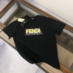 P75 FENDI 芬迪 26SS最新款情侣款圆领短袖 情侣T恤 春夏新品 高品质 🔥🔥时尚百搭潮款 定制进口面料 ！立体重影字母logo印花工艺！穿着舒适 透气 时尚不失个性 上身休闲随性 帅气有型 彰显大牌气质。三标齐全！！ 颜色：黑色 白色 尺码：M-XXXL