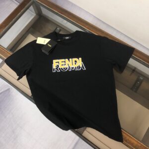 P75 FENDI 芬迪 26SS最新款情侣款圆领短袖 情侣T恤 春夏新品 高品质 🔥🔥时尚百搭潮款 定制进口面料 ！立体重影字母logo印花工艺！穿着舒适 透气 时尚不失个性 上身休闲随性 帅气有型 彰显大牌气质。三标齐全！！ 颜色：黑色 白色 尺码：M-XXXL